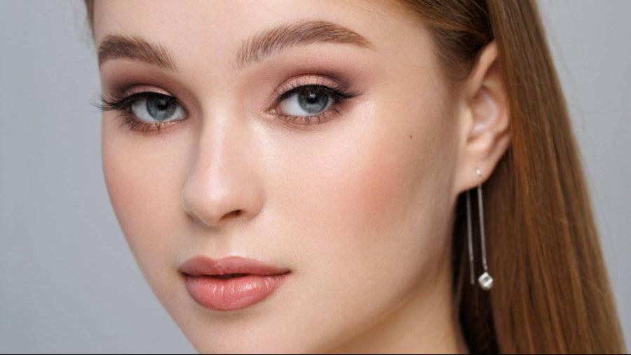 a woman make up with lashweb lashes